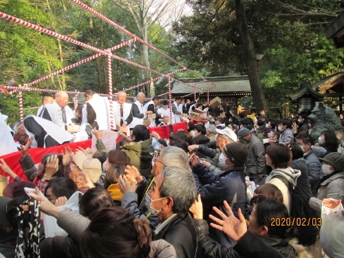 駒木諏訪神社・流山１００か所めぐり、（４４）は本務社で、２９社の兼務社(無住)と２社の境内社(無住)を抱えています。<br />兼務社とは一人の宮司がいくつかの神社の宮司を兼任している場合、宮司が専従している一神社を本務社とし、それ以外の神社を兼務社（無住）としています。神職の人数（約二万五百人）に対して、神社数（神社本庁に包括している神社数約七万九千社）の方が圧倒的に上回る為です。普段の清掃等は地元の氏子が行ない、社殿の清掃や七五三、地鎮祭の祈祷などは宮司が氏子の協力の元で行う。諏訪神社の地域は柏市と流山市が入り組んだ地域なので兼務社は両市に存在しています。<br />境内社とは兼務社の境内に鎮座する社で、各神社には合祀と言って多くの社、祠が祀られています。詳しくは駒木諏訪神社、兼務社をご覧ください。各兼務社の鎮座地、交通、御祭神、例祭日、境内社、由緒沿革が細かく記されています。<br />http://www.suwano-mori.com/sta16236/index.html<br />