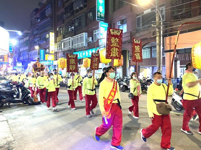 12月12日に新北市板橋区で城隍爺の夜巡が行われた。今まで見てきた暗訪、夜巡のなかでもっとも静かに行われるものだった。地味さを感じたものの、信徒の敬虔な気持ちが伝わるこのような夜巡こそが、本来ある祭の原点なのではないかと思わされた。