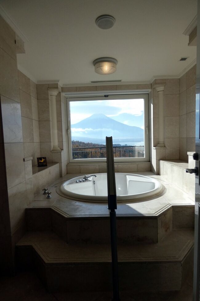 この日1泊するお部屋は1号館4階のＫタイプ ＸＬ（Ｅ）グレード　スイートルーム 和洋室です。<br /><br />エクシブ山中湖のスイートルームは二人で利用するには広すぎますが、ジャグジーバスからの富士山は素晴らしく、バスタイムを楽しむ為に予約しました。<br />