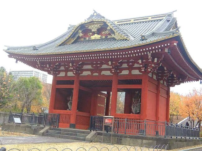 芝の増上寺の近くは何度も通ったことがありましたが，中をじっくり見学したことはなかったので，新型コロナ第三波で外出自粛の時期ですが，境内に入り見てきました．徳川将軍家の菩提寺であり，広く立派な寺院です．丁度，宝物展示も行われていましたので入りました（有料）．奥の徳川将軍家墓所にも入り（有料），展示室で見た台徳院殿（二代将軍秀忠）霊廟の1/10模型（英国ロイヤルコレクションからの借用物）も合わせて，徳川将軍家の権勢と栄華を偲ぶことが出来ました．<br /><br />周辺の次の所も巡ってきました：　芝大神宮，芝東照宮，芝公園，芝丸山古墳，愛宕の青松寺．<br /><br />表紙写真は旧台徳院殿（二代将軍秀忠）霊廟の惣門<br /><br />増上寺Web： https://www.zojoji.or.jp/info/<br />