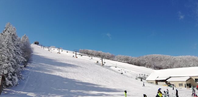 12月17 日、昼0時、気温マイナス6℃、晴れ。<br />寒波が襲来して菅平高原にも今週初めからどっさりと雪が降りました。<br />毎日、滑りに来ていますが最高のコンディションです。<br />初滑り編では、ほとんど雪の無い菅平高原でしたので改めて様子を紹介します。