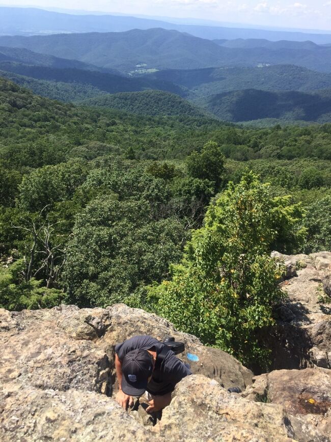 ハイキングのようなトレイルか思ったら、岩をよじ登る登山で、高所恐怖症の人は無理です。頂上に来た時の景色は素晴らしいですが、狭い岩場に居続けるのは怖くなります。帰りの下山は下を見ながら岩を降りなければならず、もっと怖いので、無理に登らないほうが良いかもしれません。