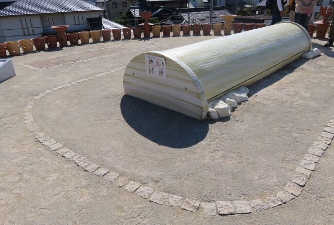 志段味古墳群の内の『志段味大塚古墳(大塚1号墳)』と『大塚2号墳』の紹介です。『志段味大塚古墳』は、1923年(大正12年)の京都帝大の梅原による発掘調査で、後円部の墳頂部から粘土槨の主体部(埋葬施設)が発見され、内部から多くの副葬品が出土しました。刀剣類や馬具、三環鈴などです。