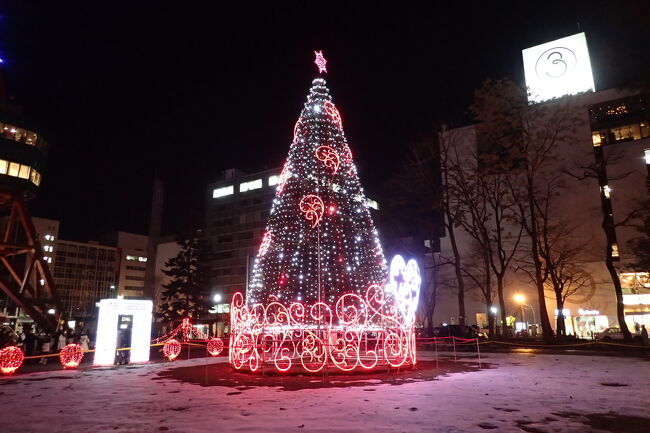 海外のクリスマスツリー、クリスマスデコレーション、サンタクロースなどの画像を集めてみました(50ヶ国地域程度)。イルミネーションは一年中やっている場合も有るのでクリスマスツリー型のイルミネーション以外は除外としています。あまり意識していませんでしたが偶然アングルに入り込んでいたり被写体の一部として収めていたり意外に多くのクリスマスの写真が見つかりましたので、いろんな国からメリークリスマスということでここに残します。<br /><br />今シーズンのクリスマスツリーの画像は一枚もなく、この記事を公開した日を旅行日としていますので旅行日と撮影日時は関係ないことをご了承願います。