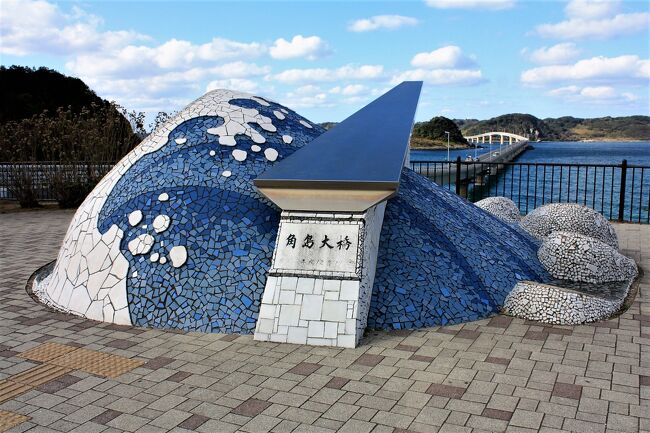 山口の旅2日目は、青海島と元乃隅稲荷神社と角島を観光した。<br />ウン十年前に初めて青海島の海を見て、何ときれいなのだろうと感動した覚えがある。<br />あれから年月は流れたが、海のきれいさは健在だった。<br /><br />コロナ感染拡大で、この翌日から元乃隅稲荷神社は参拝禁止となった。