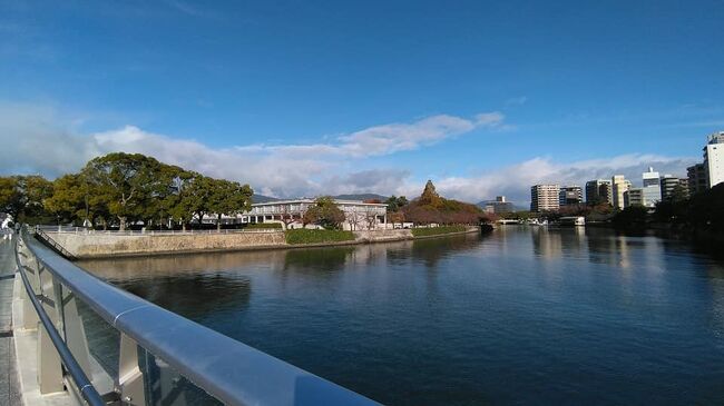 宮島、宮浜温泉、岩国錦帯橋を楽しいいだ後は最終宿泊地広島です。<br />ANAクラウンプラザに宿泊します。大通り沿いにはクリスマスのデコレーションが<br />ならんでいました夜はライトアップがすごい、どこまで続いているのかしら。<br />岩国から広島駅に到着、すでにお昼を過ぎていましたのでこちらで昼食を取ります。<br />ekie、駅ビルですがすごい。御土産も全部そろうようです。<br />食事処も沢山ありました。その中でお寿司屋さんを選んで入ります。<br />1650円の定食なのに小鰯の小鉢も良い、茶碗蒸しにも味噌汁も勿論お寿司も<br />すごく良かったまた来たいと思いました。<br />女性の板さんが女性ならではの寿司と心使いに感心しました。<br />タクシーでANAクラウンプラザに行きます夫はホテルで休んでいる間に私と友人は<br />再びekie、に行きお土産を買いました。<br />地域クーポンは使い切らないとならないので大盤振る舞いして地域に貢献しました。<br />さて夕食ですが調べておいたお店に行くと休業。お客さんが少ないのかな?<br />電話しておけばよかった。<br /><br />再び飲食店が多く入っているekie、に行きます色々なお店がありましたがお好み焼き屋<br />に行こうという事になりました。ekie、のレストラン街にはお好み焼き屋が軒を連らね<br />有名店が隣同士に並んでいました。<br />行列に並んで、牡蠣の入ったお好み焼き。しかも野菜倍盛にしましてお腹いっぱおです。<br />ホテルに戻るタクシーの中からクリスマスのライトアップが続いていました。<br /><br />最後の日はホテルから歩いて平和公園と平和記念館に行きます。<br />元安川にかかる平和大橋からの眺めは平和そのもの。<br />青い空が広がります。<br /><br />平和記念資料館を見学しました。知覧の時とはまた違う感情が湧きました。<br />4キロほどの核爆弾がこんなにも多くの方々を傷つけ未来を奪ったなんて。戦争は<br />してはいけない、なぜ今も戦争が起きているのか世界中の指導者をレクチャー<br />する必要があります。<br />ローマ法王のキャンドルオバマの折鶴。原爆ドーム(修復中)。<br />平和記念公園のある場所は原爆が落ち迄多くの人々の生活の場でした。<br /><br />日テルに戻り帰り支度。広島空港に行くリムジンバスに乗るためにバスセンターに向かいます。<br />広島そごう3階に有ります。<br />そごうでランチ、パセーラの中になる紙屋町カフェでデザートを食してバスに乗り空港<br />に行きます。<br />紙屋町カフェのパフェがすごいボリューム。3人で220歳なのに誰もやめようと言わないなんて<br />すごいと思いました。<br />飛行機の中では入手困難な石亭のキンツバを頂きながら羽田に戻りました。<br />今回は3泊4日でしたがすごく長く旅をしてみたいな気がします。<br />とても良い思い出になりました。<br />