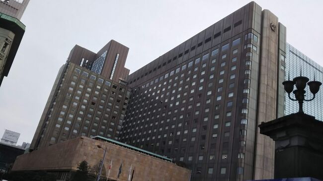 東京が解禁で始まった GoTo トラベル第 8 弾は前回ホテルオークラに続いて東京の老舗ホテルの帝国ホテル。<br /><br />GoTo はほぼ一休で手配してたけど、夕食が 20時以降限定でちょっとお得になるプランが公式サイトでしか見つからず、公式サイトから手配した。<br /><br />公式サイトからだと地域共通クーポンが使い勝手のいい紙(この時期、一休からだと電子のみだった)。<br />今回は周りもブラブラ予定だから、クーポンでお買い物もできそう。<br /><br />1月以降も Goto at 東京 を何件か控えていたものの、Goto が中止になってしまったからこの帝国ホテルを最後にしばらく Goto はお休みで残念。<br /><br />【手配】<br />・宿<br /> 【20時からのご夕食限定】 オーダーバイキングディナー&ステイ ~夕朝食付~ 本館 スーペリア ダブル (禁煙・32㎡)/2 名@公式サイト<br /> 42,250円(65,000円 - GoTo トラベルクーポン 22,250円)<br /><br />【地域共通クーポン】<br />・10,000円<br /><br />【GoToトラベルシリーズ】<br /> ① 20年10月 リッツカールトン沖縄<br /> ② 20年10月 忘れの里 雅叙園<br /> ③ 20年10月 積善館<br /> ④ 20年11月 アルモントホテル京都<br /> ⑤ 20年11月 ホテルニューグランド<br /> ⑥ 20年11月 星のや竹富島<br /> ⑦ 20年12月 ホテルオークラ ヘリテージルーム<br /> ⑧ 20年12月 帝国ホテル<br />