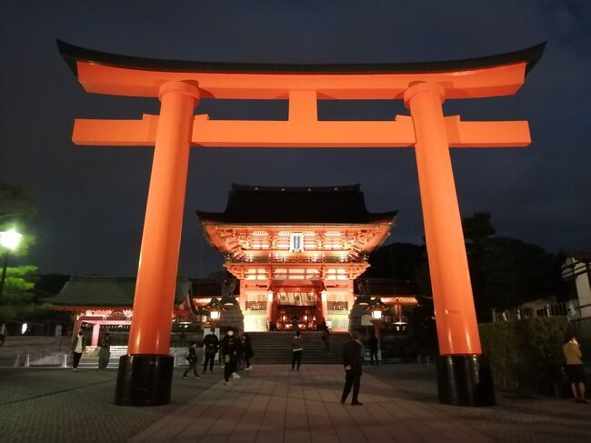 GoToトラベルを使用して、京都・奈良の紅葉を見に９泊10日で行ってきました。ついでに周辺にある日本100名城の高取城、千早城、二条城、篠山城、竹田城の5城をまわってきました。紅葉は出発日に降った雨や風でほぼ終わりになっていて紅葉のはずれ年な感じで残念でしたが、天気は良い日が多く楽しめました。<br /><br />★旅行記27のルート<br />ＪＲ稲荷駅→伏見稲荷大社（四ツ辻～三ツ辻～末廣大神～千本鳥居～本殿～楼門～大鳥居）→JR稲荷駅→京都駅→ビュッフェ<br /><br />１．京都駅周辺イルミネーション<br />２．奈良市内さんぽ（奈良公園～東大寺～奈良公園）<br />３．奈良グルメ（春日荷茶屋～天極堂の葛もち～おちゃのこのかき氷）<br />４．奈良 談山神社の紅葉＆ライトアップ<br />５．奈良 高取城①（土佐街道～宗泉寺～猿石～二ノ門跡～大手門跡まで）<br />６．奈良 高取城②（二ノ丸～本丸～五百羅漢～壷阪寺）<br />７．大阪 千早城＆金剛山麓まつまさのしいたけうどん<br />８．奈良 ほうせき箱のかき氷～よつばカフェ～麺闘庵<br />10．京都 京都駅大階段イルミネーション<br />11．京都 パンとエスプレッソと嵐山庭園～嵐山嵯峨野さんぽ～ステーキおおつか<br />12．京都 嵯峨野トロッコ列車のリッチ号に乗車<br />13．京都 永観堂紅葉ライトップ＆和楽庵宿泊<br />14．京都 京都 南禅寺～永観堂～金戒光明寺～真如堂<br />15．京都 祇園グルメ（喫茶ソワレ～にしんそば松葉～壹銭洋食）<br />16．京都 知恩院 秋のライトアップ<br />17．京都 フルーツパーラーヤオイソ＆二条城＆京都御所<br />18．京都 出町ふたばの名代豆餅＆下鴨神社＆加茂みたらし茶屋<br />19．兵庫 篠山城＆丹波篠山郷土料理懐のぼたん鍋<br />20．兵庫 姫路 カフェ･ド・ムッシュのアーモンドトースト<br />21．兵庫 雨の竹田城跡<br />22．兵庫 竹田さんぽ～姫路（まねきのえきそば）<br />23．京都 東寺～ミスター・ギョーザ<br />24．京都 宇治さんぽ①（中村藤吉本店～平等院鳳凰堂）<br />25．京都 宇治さんぽ②（宇治神社～興聖寺～宇治上神社）<br />26．京都 伏見稲荷大社①（楼門～本殿～千本鳥居～稲荷山山頂 一ノ峰まで）<br />27．京都 伏見稲荷大社② ライトアップの伏見稲荷大社～土井志ば漬本舗～東京へ←★今ここ