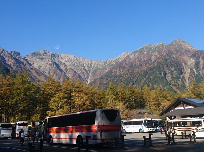 コロナ禍で海外旅行が出来なくなり、今までより国内旅行に関心が高くなりました。訪ねた国内各地の写真を整理する中、上高地帝国ホテルに泊ってみたく初めて上高地に行った一昨年秋の2日間の小旅行を旅行記にしてみました。途中でケータイの電池がなくなり帰路の写真が殆どないのが残念なことです。