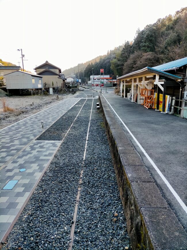 GoToに対する新型コロナの壁は厚く、３度の計画断念を経て、ようやく年の瀬の週末にバス旅を０泊２日の弾丸で実行（GoTo不使用）。<br />今年のバス納めは最多往来を数える東京～名古屋間となりました。<br />バス納めの目的地は、名鉄・三河線の廃線（山線）が当時のまま綺麗に整備保存されているという豊田市の旧西中金（にしなかがね）駅周辺へ。