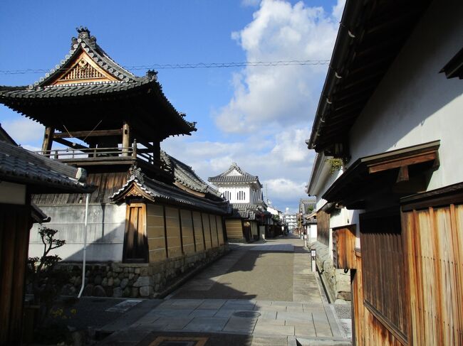 室町時代の末期に宗教都市として栄えて、今もなお伝統的な建造物が残る、富田林の寺内町をぶらりと旅をしました。<br /><br />観光客も少ないですが、日頃の喧騒を忘れさせてくれる落ち着いた雰囲気のエリアでした。<br /><br />さらっと見ていただければ幸いです。