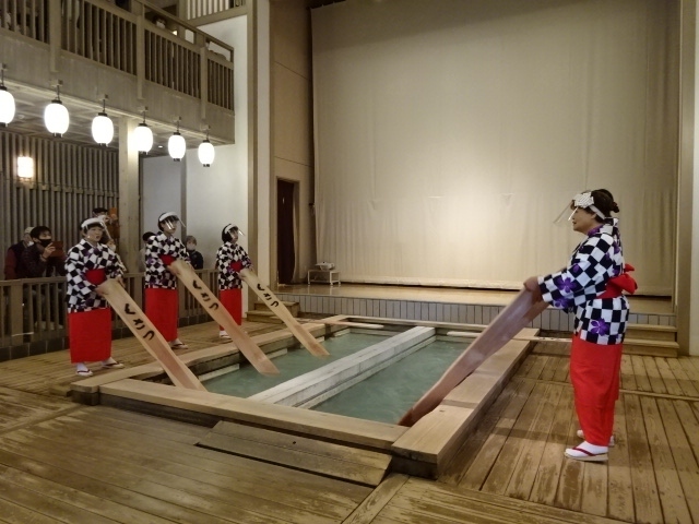 草津温泉二日目です。<br /><br /><br />二日目は湯もみショーを見て、露天風呂へ行き、足を延ばして鬼押し出しの方まで行きました。<br />