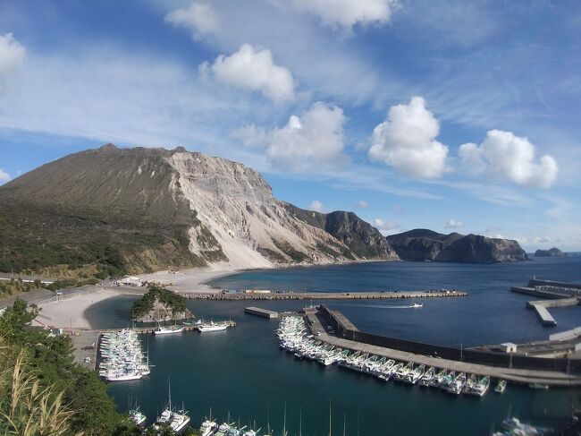 この週末は当初は北関東の山を計画していましたが、寒波襲来でとても寒そうだったので、直前に計画変更して伊豆諸島の神津島と大島の山に登ってきました。<br /><br />神津島は船便を使って1泊も考えましたが、欠航で足止めとなるのが怖いこと(強風が予想されていたので)、万が一行きが欠航となった場合に宿代が無駄になること、食事付の宿の空室が見当たらなかったこと(食いはぐれ懸念)などから、飛行機で日帰りにして、滞在約5時間半で天上山と島の南半分を歩いてきました。伊豆大島は神津島から帰還後にジェット船を予約して、日帰りで三原山に登ってきました。<br /><br /><旅程><br />【1日目(12/19土)】<br /> 調布8:45→神津島9:30(新中央航空)<br /> 神津島空港9:23-9:50多幸湾展望台9:52-10:14黒島登山口10:18-10:43千代池-11:00裏砂漠-11:05裏砂漠展望地-11:21不動池-11:27天空の丘11:30-11:43不入が沢-11:52天上山山頂11:55-12:02表砂漠12:04-12:11裏砂漠12:20-12:33黒島展望台12:37-12:56黒島登山口12:59-13:24前浜海岸-13:52ありま展望台-14:17神津島空港(徒歩)<br /> 神津島15:05→調布15:50(新中央航空)<br /> 大沢コミュニティセンター→狛江駅(小田急バス)<br /> 狛江17:04→17:18新百合ヶ丘17:20→18:32小田原18:45→熱海19:08(小田急+JR)<br />【2日目(12/20日)】<br /> 熱海港9:10→大島10:15(東海汽船)<br /> 岡田港10:30→三原山頂口10:55(大島バス三原山ライン)<br /> 三原山頂口バス停11:09-11:34三原山神社11:39→11:44火口西展望所11:47-12:09三原山山頂12:13-13:14大島温泉ホテル(徒歩)<br /> 三原山温泉13:37→岡田港13:55(大島バス三原山ライン)<br /> 大島15:30→熱海港16:35(東海汽船)