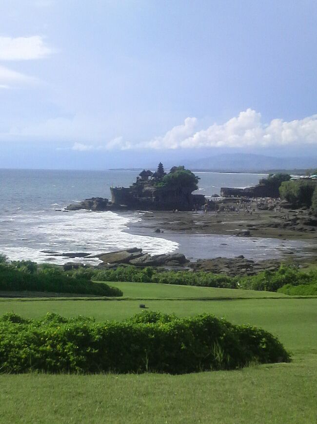 2010年1月に友人と行ったバリ島ゴルフツアーです(と言いながら、ゴルフの写真が少なくてすみません m(__)m)。<br />この頃は、JALがバリ島に成田から直行便を飛ばしていました。<br />東京-バリ島の区間マイルは3,472なので、クアランプール3,338より遠く、ジャカルタ3,612より近い距離となります。<br /><br />01/29 JL729 15:35NRT~DPS22:25<br /> ル メリディアン ニルワナ ゴルフ & スパ リゾート泊<br />01/30 AM ニュークタ・ゴルフ、PM ニルワナバリ・ゴルフクラブ(ホテル併設)<br />01/31 AM バリ・ハンダラ廣済堂カントリー<br />02/01 AM バリ・ゴルフカントリークラブ<br />02/02 AM ニルワナバリ・ゴルフクラブ<br />02/02 JL720 23:55DPS~NRT08:05(+1)