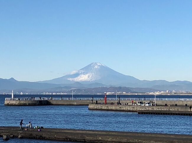 年末の日曜日の朝9時ごろ、混雑する前の江の島を巡りました。<br />一番の目的は、新年を前に、江島神社へのお札納めです。<br /><br />神社は初詣の準備中の中、辺津宮でお札納めをしたあと、中津宮、奥津宮と、江島神社の3宮を回りました。<br /><br />冬の空気のきれいな朝、富士山から伊豆半島、伊豆大島、利島の眺望を楽しめました。