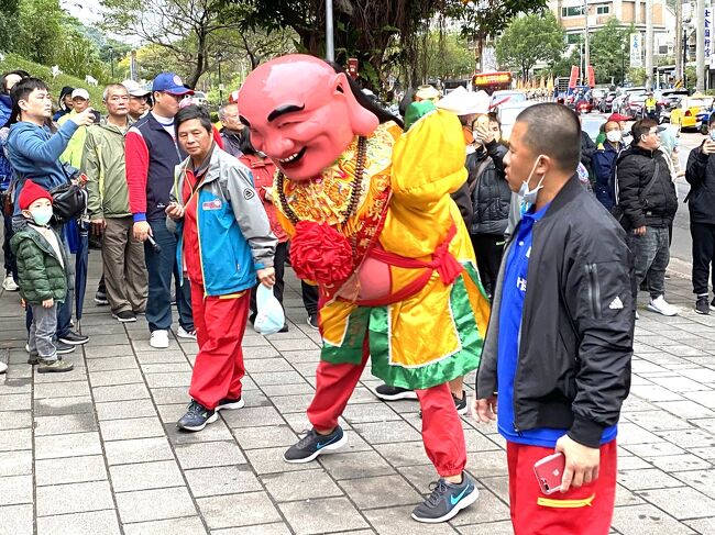 12月19日に台北市士林区最古の道教寺院である神農宮の祭(神農宮建廟280週年慶典遶境)があった。主祭神である神農大帝をお載せした鮮花車だけでなく、近隣や台湾南部の廟の神輿などが街を練り歩いた。この祭を見たほか、いくつかの道教寺院も訪ね、さらに士林夜市に久しぶりに足を踏み入れ、士林を再認識した。<br /><br />「士子如林」<br />清朝の頃、士林、特に芝山巖のあたりは挙人や秀才などの科挙合格者を多く出したため、学問を修める人が林を形成する如くいるという意味で、「士林」と呼ばれるようになった。
