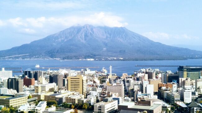 これまでに鹿児島市を何度か訪れているが、市の中心部をきちんと観光したことがなかった。<br />令和2年の11月下旬に鹿児島市へ行く機会があったので、時間が許す限り市の中心部にある観光スポットを回ってみることにした。<br />※表紙の写真は城山展望台から眺めた桜島と鹿児島市の市街地。この旅では桜島を訪れていない。<br />(2020.12.22作成開始)