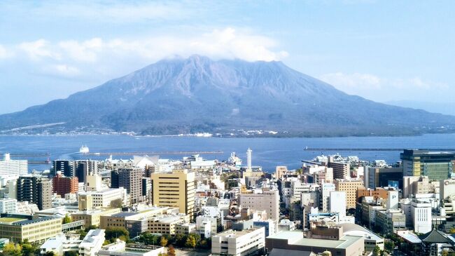 これまでに鹿児島市を何度か訪れているが、市の中心部をきちんと観光したことがなかった。<br />令和2年の11月下旬に鹿児島市へ行く機会があったので、時間が許す限り市の中心部にある観光スポットを回ってみることにした。<br />※表紙の写真は城山展望台から眺めた桜島と鹿児島市の市街地。この旅では桜島を訪れていない。<br />（2020.12.22作成開始）