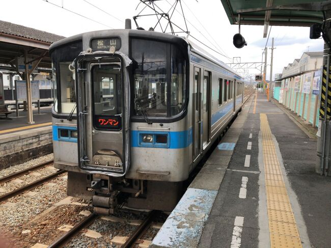 2020年12月18日から19日にかけて四国へ行ってきました。<br /> 鉄道情報サイト「レイルラボ」の乗りつぶし「鉄レコ」の乗車記録を伸ばすため、四国の3路線の未踏破区間に乗りに行きました。<br /> 四国訪問もずいぶん前から計画していたのですが、新型コロナウイルス感染拡大により延び延びに、9月に行く予定も航空機の欠航により断念し、やっと実現の運びとなりました。<br /> 阿佐海岸鉄道のDMV運転に土佐くろしお鉄道の新駅開業予定と、近々また行くことになるのですが、とりあえずこの時点で四国の鉄道は全線再踏破となります。<br /> 琴平駅からは、JRの各駅停車を乗り継いで愛媛県へ向かいます。