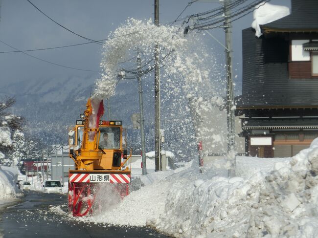 年度区切りが1~12月なので、有休駆け込み消化!<br />Covid-19のせいで春先に旅ができなかったんで、有休余っちゃいますよ・・・<br /><br />1日はこの日に使うことに決め、当初UA特典で函館経由中部/伊丹行きを考えていました。<br />しかし、まだGOTO全盛期だった1か月前、函館便が取れず・・・<br />代案として山形の4か所を東京から日帰りで集めることにしました。<br /><br />本当は「ドリーム鳥海」が動いていれば0泊2日にして、象潟Start+山形4か所を1日でまとめて回収するつもりだったのですが、この夜行バスが曲者です。主要都市には軒並み走っている一方、マイナー都市行きは壊滅状態。<br />Covid-19の影響をモロに受けているのが地方の小都市です。<br /><br />ぐだぐだ言ってても仕方ないので、新幹線半額のメリットが大きい山形を日帰りで行ってまいりまーす。<br /><br />【当初の旅程】<br />上野6:18新幹線→大石田9:40<br />大石田9:50バス→銀山温泉10:26<br />銀山温泉10:35バス→大石田11:11<br />大石田12:00普通列車→羽前千歳→山寺13:15<br />山寺13:57普通列車→山形14:16<br />山形駅14:20バス→蔵王温泉14:57<br />蔵王温泉16:20バス→山形駅17:05<br />山形17:35普通列車→米沢18:25<br />米沢19:00循環右回りバス→上杉神社19:11<br />神社で降りる場合は19:11下車。<br />戻りは徒歩。<br />米沢21:17→上野23:22<br /><br />【費用】総額21,108円<br />●新幹線:13,010円<br /> 上野→大石田 お先にトクだ値35で7,880円<br /> 米沢→上野 お先にトクだ値50で5,130円<br />●現地交通費:5,312円<br />●食費:2,236円<br />●観光:550円