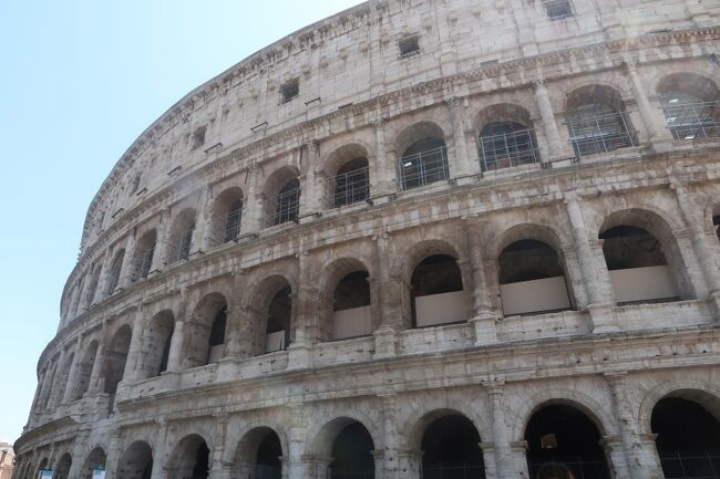 2019年7月にイタリアへ行きました。<br /><br />前日夜にフィレンツェから移動してきまして、ローマ観光スタートです。<br />イタリア(フィウミチーノ空港)到着日に空港でローマパスを買っていましてローマの移動はバス・徒歩メインです。<br /><br />ローマパスもネットでちゃちゃっと買っておきたかったんだけど、そうしても結局現地で現物を引き取りしないといけないらしく、その引き取りに行く日時調整が難しい(><) それじゃオンライン購入の意味がないのですよ。<br />(旅行前に調べてた2019年の情報なので今は内容が変わっているかもしれませんが)<br />フィレンツェから移動してきた旅行9日目夜にテルミニ駅の観光案内所、その他ローマパス交換できる施設が開いてる時間に立ち寄るのが無理そう。<br />旅行10日目のこの旅行記の朝一番から使用開始したのでなんとしても前夜中までに手に入れておきたい。<br />・・・という理由より到着時に空港買いしています。<br /><br /><br />宿泊ホテルがメトロの駅からは遠いので、ローマではメトロに乗る機会がありませんでした。しかしバスが超絶便利すぎでした!<br /><br /><br />コロッセオチケットについて<br />ローマパスでコロッセオ入場するのに予約が必要になったりと、予約システムが変更するので公式サイトの夏以降の予約日が更新されない状況がかなり長い期間続いていました。<br />5月下旬に更新されましたが、毎日午前中にサイトチェックしてたのにたまたま午前にチェックしてなかった日に予約可能になってて出遅れたー(><) <br />昼過ぎに見たときには行く予定日の午前時間帯は全部売り切れてました。<br />とにかくコロッセオは空いてたらすぐに予約した方がよさそうです。<br /><br /><br />1日目 羽田発→仁川経由→ローマ着(ローマ泊)<br />2日目 ローマからカプリ島に移動(カプリ島泊)<br />3日目 カプリ島滞在 青の洞窟見学(カプリ島泊)<br />4日目 カプリ島からポジターノ、アマルフィ観光(カプリ島泊)<br />5日目 カプリ島→ナポリ半日観光後フィレンツェに移動(フィレンツェ泊)<br />6日目 フィレンツェ郊外 アウトレットモール等行く(フィレンツェ泊)<br />7日目 午前中ピサ 午後フィレンツェ観光 (フィレンツェ泊)<br />8日目 チンクエテッレ観光 (フィレンツェ泊)<br />9日目 夕方までフィレンツェ観光後→ローマに移動(ローマ泊)<br />10日目 ローマ観光(ローマ泊)★<br />11日目 ローマ観光(ローマ泊)<br />12日目 14時半頃までローマ観光後空港へ、ローマ発→仁川(機内泊)<br />13日目 仁川着、韓国入国し焼肉食べアカスリ行く、仁川発→羽田着