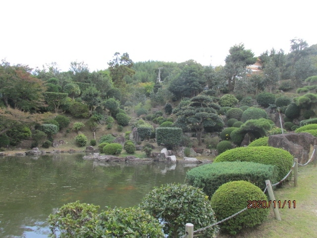 多度津の道隆寺からは一旦丸亀の市街に入り、土器川という如何にも古い土器などが出てきそうな川を渡って宇多津の町に入り、少しばかり賑やかな宇多津駅前を通って住宅地の道を入った先に、次の霊場第七十八番郷照寺があった。駐車場は少し高台にあり、そこからは宇多津、丸亀の街並みと、その先の瀬戸内が見晴らしよく眺められた。<br /><br />この寺は当初行基菩薩が阿弥陀如来をご本尊として、道場寺として開基されたが、その後、空海がやってきて、自身の像を彫って「厄除け大師像」とし、以後、人々からは「厄除けうたづ大師」の寺として信仰されてきた。宇多津は丸亀と坂出に挟まれた港町で、古来より栄え、四国の玄関口とも言われていた。従って古来より人の往来は頻繁で、空海の後からも、先刻道隆寺にも足跡を残した理源大師がこの寺で修業し、その後も恵心僧都源信が釈迦堂を建立したり、更にその後、浄土教、時宗開祖の一遍上人が長らく逗留し、踊り念仏の道場を開いた、とのことである。<br /><br />この寺も戦国の兵火によって荒廃衰退し、江戸時代になって高松藩主松平家の援助により本堂、堂宇が再興され、この時点で従来の真言宗に加え、時宗の寺ともなった。又それまでの道場寺の名前は今の郷照寺と変更された。八十八ケ寺の中で、時宗の寺はここだけである。一遍上人以来の念仏道場の名前は無くなったのだ。<br /><br />踊り念仏と言えば、先月知人３人と長野の上田の温泉に湯治に行ったが、一遍上人は長野善光寺に向かう途中の、この佐久平、御代田にて初めての踊り念仏を行い、それ以降全国での踊り念仏、南無阿弥陀仏、の称号を唱え、遊行したのだが、この宇多津の道場寺は、生まれ故郷道後への途次、立ち寄ったのだろう。一遍上人が民衆を集め、念仏踊りをしたのは、境内のどこだったのか案内もなく、そこに佇むことはできなかったが、この寺の書院の裏にある庭園は見事なものだった。室町時代の京都の庭園のミニチュアサイズの趣もあり、暫し見とれた。