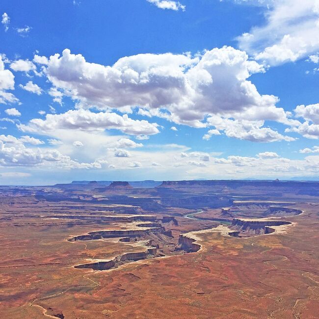 ユタ州南東部のパラドックス盆地（Paradox Basin）の東部に、３億２千万年前から現在に至るまでに堆積と侵食によって形成された、壮大なキャニオンランズ国立公園の一部を見学して来ました。この公園は、1963年に暗殺されたジョン・F・ケネディ（John Fitzgerald Kennedy）の後を継いで副大統領から大統領に昇格した、リンドン・B・ジョンソン（Lyndon Baines Johnson）が1964年に署名して国立公園に登録されたました。<br />本旅行記は「アメリカ　ボンネビル・ソルトフラッツ」（https://4travel.jp/travelogue/11513186 ）の続きです。今回はネバダ州ウエスト・ウェンデバー（West Wendever）の宿泊ホテル：レインボー・カジノ（Rainbow Casino Hotel）を出て州間高速道路（Interstate Highway）80号線（I-80、リンカーン・ハイウェイ（Lincoln Highway））を東進してユタ州に入り、ソルト・レイクシティ（Salt Lake City）から州間高速道路15号線（I-15）を南下して、スパニッシュ・フォーク（Spanish Fork）から国道6号線（U.S. Route 6、US 6）、US 6兼国道191号線（US 191）、US 191を南東に進み、ユタ州道313号線　（Utah State Route 313、SR-313、UT-313）、グランド・ビュー・ポイント・ロード（Grand View Point Road）、グリーン・リバー・オーバールック・ロード（Green River Overlook Road）を通ってグリーン・リバー・オーバールック（Green River Overlook、グリーンリバー展望台）に至るまでと、オーバールックからの風景をご報告します。<br /><br />付録に、キャニオンランズ国立公園の１．地理と２．地質について記載しましたので、お時間とご興味のある方はご覧ください。<br />