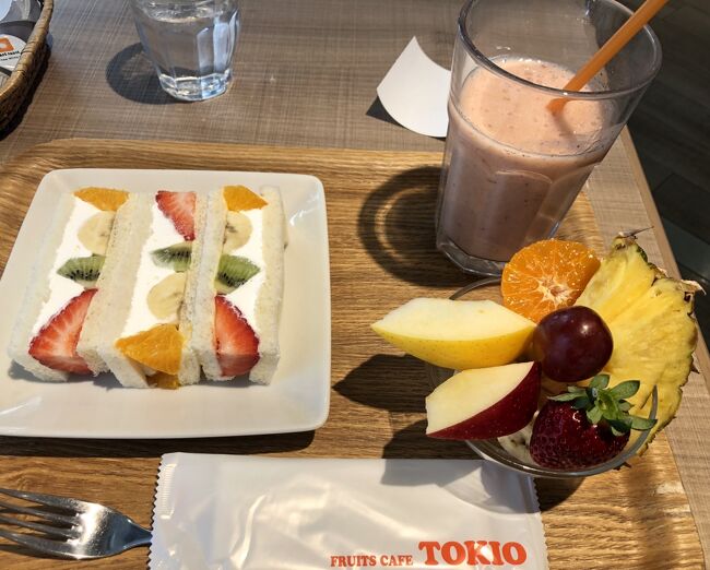 2020年12月17日(木)~22日(火)密を避けながら、一人で福岡へ旅立ちました。いつもはピーチか、ジェットスターなどの成田発のLCCを利用します。が、今回は、JALマイルの期限が近づいたので、消化するために、羽田発の初めてのJALパック利用を2か月前に計画しました。マイルをJALeチケットに交換し利用しました。でも、途中、東京都民や、65歳以上は自粛せよ、という通達が出て、その点はセーフ。でも14日には、降って湧いた「GOTOトラベル一時停止」。自分は該当するのかしないのか、良く読まないと分かりません。出発2日前の15日に搭乗方法のメールがJALから来て、ようやく行けることを確認しました。GOTOトラベル停止期間を運よく、ぎりぎり避けることができ、密を避けつつ、一人で、友達と、従姉と真冬の福岡で、食べ、し ゃべり、買い物し、楽しんできました。<br /> そして、羽田空港で4トラがご縁で、旅行記を拝見して知り合った、嵐ファンのセレブ旅行者、以下仮称嵐さんと初対面。お茶とおしゃべりしました。<br />その旅行記です。