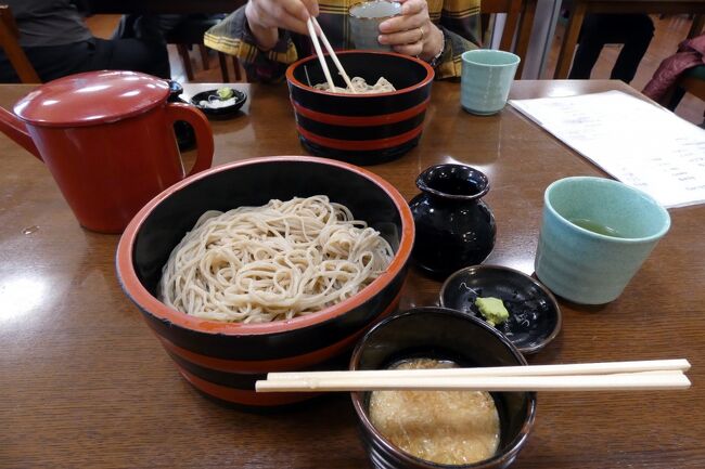 懐古園の紅葉は将に見頃で、綺麗に晴れたこともあって美しい眺めが満喫できました。<br /><br />懐古園内の各展示室は撮影禁止なのが残念ですが、美しい紅葉を楽しんで、お昼を食べに草笛 総本店を訪ねます。<br />