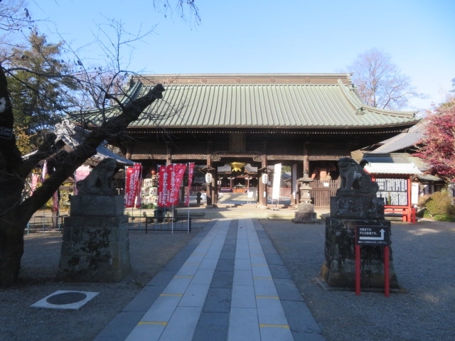 熊谷市の旧妻沼町にある日本三大聖天の「妻沼聖天山歓喜院（かんぎいん）」に行きました。<br /><br />妻沼聖天は高野山真言宗の寺院、創建は治承3年（1179年）、県道341号線・太田熊谷線沿いから入り正門の貴惣門をくぐり境内を歩きました、中門、実盛公像、仁王門、大師堂、平和の塔、国宝の御本殿など見ました、貴惣門には二天門像、仁王門には仁王像（金剛力士像）がありました、広い境内を歩きました。<br /><br />駐車場は広く、何か所もあります、周辺に参拝者が利用するお菓子屋さん、食事処があります。