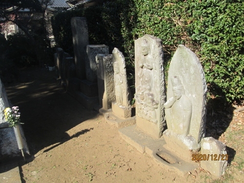 東源寺は千葉県我孫子市柴崎170、山号・青龍山、院号・医王院、宗派・曹洞宗、本尊・薬師如来、創建年・天文9年（1540年）、開基・北条氏康、JR天王台駅の北西、徒歩８分。円福寺北沿いの道を西に向かえば隣接するのが天文九年（1540）開基といわれる曹洞宗東源寺です。山門の参道突き当たりに、赤い涎掛けをした六地蔵が迎えてくれます。右折すると県指定天然記念物の榧（かや）の大木が眼に入ります。相馬霊場開設の光音禅師お手植ですから約230年もの歳月を経ています。石仏が10基ばかり整列して祀られています。<br />参考にさせていただいたブログは下記です。<br />石仏神心　103　北総石仏　我孫子の石仏・柴崎に詳しく書かれています。<br />http://sekibutu.blogspot.com/