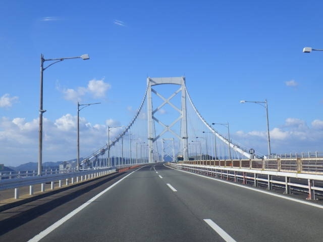 12月25日<br />道の駅「うずしお」を出発して、大鳴門橋を渡って徳島県に入り、1時間ほどで5軒目の道の駅「第九の里」に到着しました。日本で初めてベートーヴェンの交響曲「第九」が演奏されたことから「第九の里」というそうで、物産館の建物は登録有形文化財に指定されていました。ここで四国スタンプラリーのスタンプ帳を購入して初めてのスタンプを押し、「なると金時」と「レモン」（2個100円）を買って先に進みました。<br /><br />道の駅「第九の里」のすぐそばに「第１番札所霊山寺」がありました。これからお遍路をするわけではなく、たまたま立ち寄ったですが、これから四国の旅をするのに「第1番札所」というのは縁起が良さそうでしたのでお参りしました。多宝塔、大師堂と回って、本堂に行くと、たくさんの灯篭が下がっていて幻想的でした。恥ずかしながら、「れいざんじ」ではなく「りょうぜんじ」ということも初めて知ったのですが、厳かな気持ちでお参りできました。<br /><br />「第１番札所霊山寺」から30分ちょっとで「いのたに本店」に到着しました。「中華そば（中盛）」600円を注文しました。出てきた「中華そば」は肉と玉子をトッピングしなかったのでちょっと地味な感じでしたが、麺はしゃきしゃきしていてスープも美味しかったです。ただ、ボリュームはあまりないですし、肉はご飯に合う味なので、肉と玉子にライスもつけて、肉をおかずにライスをがっつり食べた方がよさそうでした。<br /><br />「いのたに本店」から15分ほどで「眉山公園」に到着しました。駐車場に車を停めて階段を上って展望台に上がると、眼下には徳島の町をきれいに見ることができました。ロープウエイを使わなくても、車で山頂まで上がることができたので良かったです。<br /><br />「ホテルサンルート徳島」から歩いて5分ほどで「阿波おどり会館」に到着しました。阿波踊りの公演が毎日見られるようでしたが、この日は夕方の公演はなく14時終わりでしたので、1階の売店だけのぞいてみました。1階の売店は「あるでよ徳島」と名付けられ。阿波踊りのグッズや徳島の特産品がたくさん売られていました。今度は阿波踊りを見てからミュージアムに行ってみたいです。<br /><br />夕食は「ホテルサンルート徳島」の近くの「鳥焼処 鳥ぼん 本店」で本場の阿波尾鶏を食べることにしました。ハイボール450円と「肩ロース串焼」200円×2、「ハラミ串焼」200円×2、「塩麹串焼」200円×2、「トロ皮串焼」（2本）300円に「阿波尾鶏りしゃぶしゃぶ」1620円と「ごはん」210円を注文しました。ハイボールを飲みながら阿波尾鶏の串焼きを堪能しました。どの串も肉に弾力があり、脂が甘くてとても美味しかったです。しゃぶしゃぶは鶏肉が薄く切られて丸まっていて食感は豚肉に近かったです。最後にご飯をいれて、雑炊まで美味しくいただきました。<br /><br />「ホテルサンルート徳島」はセミダブルルーム（禁煙）1泊朝食付きで11940円のところ、駐車場代で+800円、GoToトラベルクーポンで-4179円、じゃらんのクーポンで-2000円で合計6561円でした。部屋にバス・トイレはついていましたが、屋上に源泉かけ流しの天然温泉がありました。お湯は茶色で気持ち良かったですが、ちょっと塩素消毒の臭いは気になったのが残念でした。<br /><br />12月26日<br />朝食にわかめご飯とそば米汁が出たのが良かったです。<br /><br />「ホテルサンルート徳島」を出発し、30分ほどで6軒目の道の駅「公方の郷なかがわ」に到着しました。「公方」は「くぼう」と読むそうです。「阿波番茶」200ｇ1400円と「チャンドラポメロ」250円を買うことができました。<br /><br />道の駅「公方の郷なかがわ」から40分ほどで7軒目の道の駅「日和佐」に到着しました。JRの日和佐駅と併設されていて、ＪＲの切符も売っているようでした。スタンプ帳でソフトクリームが10％引きでしたので、「すだちソフトクリーム(S)」200円を180円で食べて見ました。すだちの香りはしましたが、ソフトクリームのコクは無く、ちょっと期待したのとはことなりました。<br /><br />道の駅「日和佐」から40分ほどで8軒目の道の駅「宍喰温泉」に到着しました。温泉施設と併設されている道の駅でした。阪急ブレーブスで活躍し、日本ハムの監督も務めた上田さんのユニフォームが展示されていました。最近話題のDMV（デュアル・モード・ビークル）に関する展示もあり、開通したらもっと注目されるかもしれません。<br />