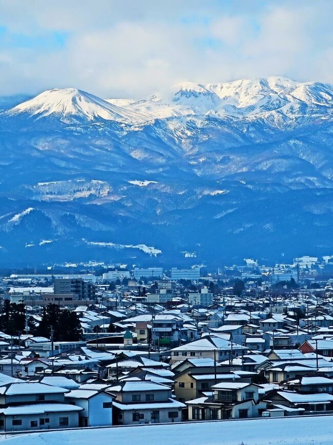 仙　台　の　旅　2泊3日　　　2020年12月22日(火)～24日(木)　　<br />12月22日(火)<br />　上野（9：40）＝＝＝＝（11：34）　仙台<br />　eチケット　　東京（9：40）～仙台（11：34） <br />やまびこ（全車禁煙）55号 　 4号車 17番E <br /><br />仙台市内　　フリー観光　(12～17時)<br /><br />宿泊施設名 天然温泉　萩の湯　ドーミーイン仙台駅前  <br />宿泊施設の住所 宮城県仙台市青葉区本町1-5-38 <br />2020-12-22(火) ～　　2020-12-24(木) 　2連泊<br />◇禁煙シングルルーム15平米◇　≪朝食付≫ <br /><br />12月23日(水)<br />松島海岸　フリー観光　<br />　仙　台　　　　（8：55）＝＝JR仙石線＝＝（9：36）　松島海岸<br />　松島海岸　（16：13）＝＝JR仙石線＝＝（16：58）　　仙　台<br /><br />12月24日(木)<br />仙台市内　　フリー観光　<br />　仙台（16：30）＝＝＝＝（17：58）　上野<br />eチケット 　仙台（16：30）～上野（17：58） <br />はやぶさ（全車禁煙）32号 　8号車 15番E<br /><br />お先にトクだ値スペシャル（乗車券つき）の価格<br />東北新幹線（やまびこ）　東京⇒仙台　●トクだ値50（50％割引）　<br />おとな5,440円　 (運賃3,020特急料金2,420)<br />