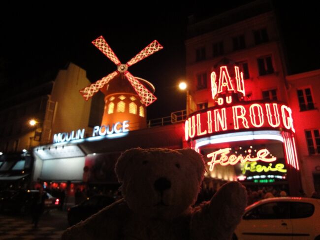 10年前の初めてのパリ、街歩きの模様をアップ！<br /><br />パリ最後の夜のメインイベントは、ムーランルージュ。