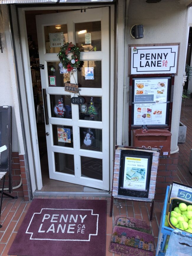 ビートルズ好きならば、「ペニーレイン（Penny Lane）」と聞けば、バンドが発表したアルバムの最高傑作「Sgt. Pepper’s Lonely Hearts Club Band」が発売された時期に「ストロベリー・フィールズ・フォエバー」と共に両A面シングルとして発売されたレコードとして知っている人は多いと思います。この曲は、ポール・マッカートニーが得意とする物語調の曲ですが、歌詞はビートルズの故郷・リバプールに実在する通りをモチーフにしています。<br /><br />亀戸にある喫茶店「PENNY LANE cafe」は、ビートルズの曲「ペニーレイン」を店名にしていることから、店主がビートルズ好きであることが伺えますが、案の定、店内には、ビートルズのレコードやポスターが飾ってあり、ビートルズファンにはたまらない空間を提供しています。同店では、モーニングや軽食を食べられますが、昔ながらの喫茶店という感じなので、幅広い年齢層に支持されているようです。店主曰く、地方のビートルズ好きが足を運ぶこともある同店ですが、たしかにビートルズ好きならば、楽しめる雰囲気と空間を提供していますので、来訪を勧めたいですね。