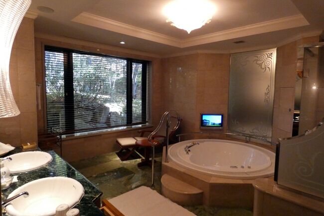 この日から2泊するエクシブ軽井沢 サンクチュアリビラは、広いエクシブ軽井沢の敷地内に新たに建てられたホテルで、原発事故後初めて軽井沢を訪ねた私にとって初めてです。<br /><br />低層のホテルは全体的に暗く、アサインされたのが1階だからか、閉塞感がありました。