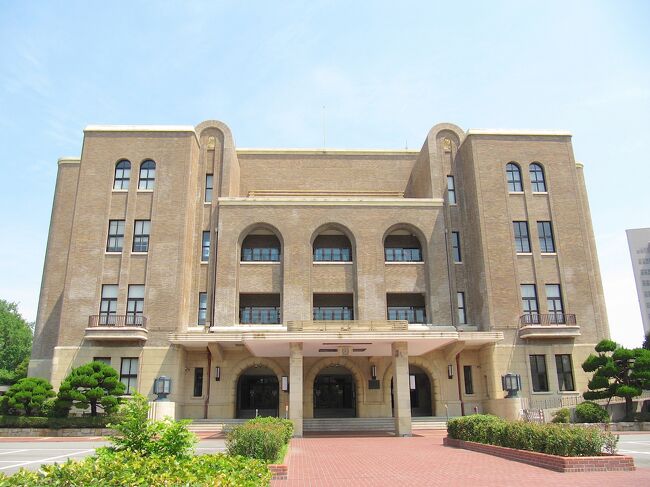 「近代建築めぐり 追憶の名古屋市公会堂…」<br />https://4travel.jp/travelogue/11645828<br />の別冊として、2020年11月21日(土)に催行された<br />名古屋市公会堂開館90周年記念バックステージツアーの様子を紹介します。<br /><br />名古屋市公会堂は、鶴舞公園の敷地内に、昭和天皇のご成婚記念事業として<br />1927(昭和2)年起工、1930(昭和5)年竣工、同年10月10日に開館しました。<br />設計は名古屋市建築科(建築顧問:武田五一・佐野利器・鈴木禎次)、<br />施工は大林組、大阪鉄工所、清水組等。<br /><br />鶴舞(=津留間)は沼地だったため、基礎に3486本の直径24㎝の松の木の杭が打たれ、<br />建設資金の80%は市民の寄付で賄われたそうです。<br />社交や文化の殿堂として開館し、GHQの接収(週に一度は市民に公開)や<br />三度の改修を経ながらも開館当時の姿をそのまま残していることから、<br />2020年8月17日に国の登録有形文化財(建造物)に登録、<br />2020年10月10日で開館90周年です。<br /><br />当初、10月10日に企画されたバックステージツアーは台風であえなく中止。<br />忘れた頃にお電話をいただき、その場で11月21日の無料ツアーに申し込みました。<br /><br />午前と午後、2回の設定、各回約15名の参加者で、狭い部屋は2グループに分かれて見学。<br />公会堂の方(名古屋市の職員?)が3名で引率、説明を受けながら、<br />地下1階~玄関前~1階~2階~3階~屋上~4階(+アンケート)と見学、<br />午後の回は14:00スタート、1時間半強のツアーでした。<br /><br />2020年7月の段階では1階ロビーまでは自由に見学できましたが、<br />コロナ禍で11月までに全面見学不可になっていて、貴重な機会をいただきました。<br /><br />名古屋圏のある程度の年齢層の方には海外アーティストの来日コンサートで、<br />近年では試写会の会場として親しみのある?公会堂、<br />今回のツアーは主に平成の改修(平成29年4月1日~平成31年3月31日 )ポイントを<br />中心にガイドしていただき、取り壊すことなく文化財として存続させていく<br />決意を感じました。