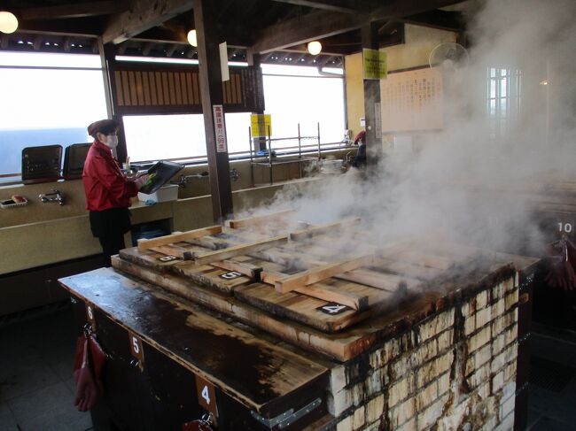 22水曜午後別府タワー<br />写真は201222-1420.遅い昼食になります。朝ごはんで腹いっぱいですから、遅くなります。ここでも湯けむり。そういう店の設定でしょうか。大きな蒸し場です。左側に皿の置き場が作ってあります。手前から456と番号が振られています。客の注文した料理の場所を覚えるんでしょう。いえ。違いました。自分で蒸すのです。だから工房なんでしょう。<br />うみたまごからバスで戻りJR別府駅より再び乗り換えバス「鉄輪」停下車。ヤング劇場閉鎖。地獄蒸し工房鉄輪で昼食。<br />往路アイベックスエアラインズIBX3165便0945-1100大分着<br />復路1222火曜IBX3170便大分発2025-2125セントレア着<br />エアライナー大分空港ーJR別府駅ー大分空港 <br />1110-1200 1830-1915<br />シャトルバス 杉乃井ホテルー別府駅西口-本館 Hana館-本館<br />15分間隔で往復 0915-1800まで 0900-1745まで<br />亀の井バス1日フリー900円