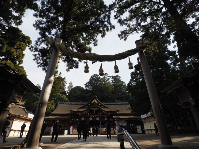 例年、大神神社の初詣は、三が日にお参りし、そのとき、旧のご神符をお納めしたあと、昇殿ご祈祷を受け新年のご神符（大箱袴掛）をいただいています。<br />２０２１年の初詣は「密集を避けるため旧正月（２月１２日）や旧正月の松の内（２月１８日）頃までをめどにお参りしてください」とのこと。<br />それに従うことにしたのですが、旧のご神符を新年を迎える前にお納めしたいと思い、年末にお参りすることにしました。<br />そして、総合案内所の授与所にて新しいご神符をいただきます。<br />昇殿ご祈祷は、新年少し経ってからお参りのときにしていただくことになります。<br /><br />【写真は、大神神社の拝殿です】<br />