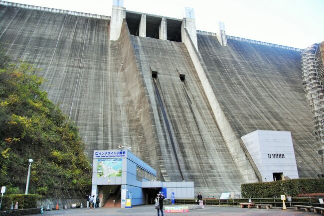 県立あいかわ公園~南山~権現平~宮ケ瀬湖とハイキングしてきました。<br />湖畔の鳥居原園地で休息しようと思ったら、駐車場が満車状態で人が多そうだったので寄るのをパス。<br />宮ケ瀬虹の大橋を渡り、宮ケ瀬湖畔園地で休息して、13時15分発宮ケ瀬発ダムサイト行の遊覧船ミーヤン丸に乗る予定でした。<br />ところが「本日運休」の表示。<br />何で~~?<br /><br />神奈川県立あいかわ公園のHPでミーヤ丸の発着時刻を確認した際にはそのような表示はありませんでした。12月30日現在もその表示はありません。<br />↓ ↓<br />http://www.aikawa-park.jp/publics/index/31/<br /><br />しかし「ぐるり宮ケ瀬湖」のHPの乗り物案内には、<br />「機関故障の為、遊覧船運休」と言ういかにも行政っぽい上から目線の表示。そこをクリックして初めて謝罪と理由の説明書き。<br />↓ ↓<br />https://www.miyagase.or.jp/publics/index/62/<br />このHPを見てはいませんでした。<br />何で神奈川県立あいかわ公園のHPに運休の表示が無いのかな?<br />行政特有の縦割り組織による弊害かな?<br />利用客のことをまるで考えていない対応ですね。<br /><br />不親切な表示に「?」の気持ちのまま、ダムまで宮ケ瀬湖沿いを歩くことにしました。<br /><br />宮ケ瀬ダム水エネルーギー館までは思ったより近く、アップダウンもなく快適なハイキングでした。<br />インクラインと言うダムの乗り物で下まで降り、あいかわ公園の駐車場に戻りました。<br /><br />