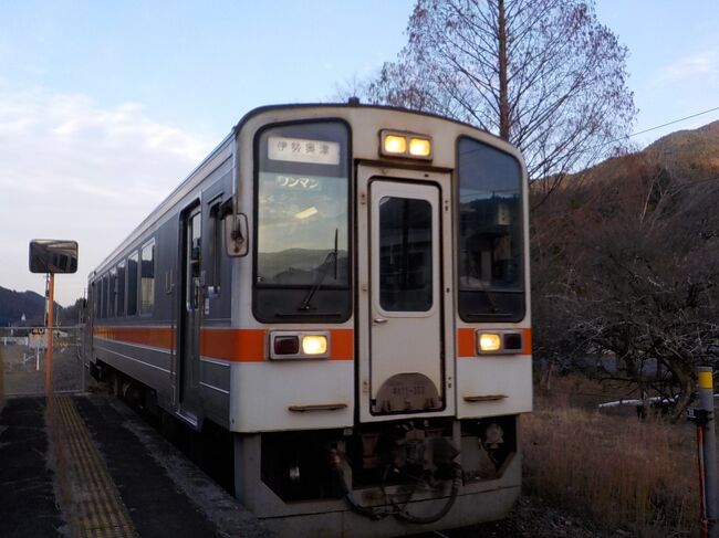 年末年始の休暇に入ったもののコロナ渦では旅行に出かけるのもためらわれるので、自家用車で名城巡りに出かけることにしました。しかし、城を管理する市町村が年末年始の休みに入っているため、休業しているところが多い中、多気北畠氏城館については、北畠神社が管理しており、当然神社は年中無休であることから、こちらを訪れることにしました。<br /> 年末年始は天気が荒れそうな予報が出ていましたが、この日に限ってはコートがいらないほど穏やかな気温で、楽しくドライブしてくることができました。<br /> なお、表紙の写真は名松線の車両ですが、今回は自動車で訪れました。