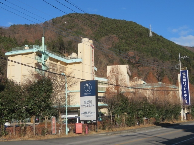 日光市にある伊東園ホテルズグループの鬼怒川温泉の「鬼怒川ロイヤルホテル」に宿泊して、温泉と食事を楽しみました。<br /><br />東武鬼怒川線鬼怒川温泉駅から歩いて約10分の鬼怒川沿いにあります、隣接して鬼怒川に架かる楯岩大吊橋があります、客室は広くゆとりがありましたが安い企画でしたので眺望は良くなかったです、客室は古かったです、アルカリ性単純泉の温泉大浴場は1カ所、露天風呂がありました、広いのでゆっくり入浴出来ました、人は何人も入っていました。<br /><br />食事は夕食・朝食とも食事会場・胡蝶の間でバイキング、20日から25日までカニの食べ放題が行われていました、美味しくないカニを食べました、栃木県らしく宇都宮餃子もありました。<br /><br />多くの人が利用していました、鬼怒川ロイヤルホテルは今回で3回目の利用、一人で宿泊しました。