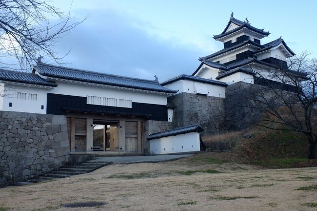 　2020年最後の旅、12/26～29で南東北旅行（福島県メイン）に行ってきました。福島が舞台の朝ドラ「エール」があまりによかったので、その勢いで行先決めました。今年は仕事納めが25日だったのですが、31日が当番にあたってしまい、その間が暇なので旅行しました。伊丹～福島空港往復、最初はツアーも考えたのですが、最終的に航空券と宿を個別に取りましたが、その判断がギリギリ吉と出ました。今回の旅で今年未訪問の山形県を訪問し、帰りに和歌山県も寄ったので、初めて一年で全国47都道府県訪問達成です。有名な観光地は訪問していないのですが、空港潰しのうち今回福島空港発訪問、日本百名城のうち3カ所（多賀城、二本松城、白河小峰城）訪問、鉄道乗り潰しのうち三路線（泉北高速鉄道、山形鉄道、水間鉄道）走破、傍から見ると理解しがたいかもしれませんが、自分の中では少しずつ目的達成です。<br /><br />以下、スケジュールです。<br />12月26日(土)<br />12:15　越前花堂<br />13:04/13:23　敦賀<br />15:28/15:38　大阪<br />16:06/16:20　三国ヶ丘<br />16:40/16:45　和泉中央<br />17:05/17:14　三国ヶ丘<br />17:43/17:50　大阪/大阪梅田<br />18:03/18:06　蛍池<br />18:09　大阪空港<br />19:15/20:30　ANA1697便　ITM/FKS<br />20:45　福島空港<br />21:25　郡山<br />12月27日(日)<br />06:10　郡山<br />06:57/07:14　福島<br />08:00/08:06　米沢<br />08:21/08:59　赤湯<br />09:53/10:24　荒砥<br />11:29/11:52　赤湯<br />12:25/12:56　山形<br />14:16/14:35　仙台<br />14:49/16:14　国府多賀城<br />16:30/17:00　仙台<br />18:22　福島<br />12月28日(月)　<br />08:45　福島駅東口<br />09:02　古関裕而記念館前←まさかの休館　涙<br />10:28　福島<br />10:50/12:43　二本松<br />13:07/13:50　郡山<br />14:25/15:58　白河<br />16:33/17:42　郡山<br />17:59/19:58　磐梯熱海<br />20:15　郡山<br />12月29日(火)<br />06:25　郡山<br />07:10　福島空港<br />08:05/09:30　ANA1696便　FKS/ITM<br />09:38　大阪空港<br />09:41/09:43　蛍池<br />10:03/10:18　大阪梅田/大阪<br />11:55/12:59　和歌山<br />13:29/13:34　日根野<br />13:39/13:45　りんくうタウン<br />13:53/14:15　貝塚<br />14:30/15:16　水間観音<br />15:32/17:26　貝塚<br />17:30/17:36　岸和田<br />17:56/18:00　新今宮<br />18:17/18:22　大阪<br />20:30/20:57　敦賀<br />21:45　越前花堂