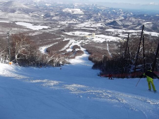 待ちに待った21スキーシーズン、やや遅めの初滑りで安比高原に。<br />初日は吹雪に近い(&gt;&lt;)　１時間ほどパウダースノーと格闘しましたが、下手の横好きレベルの私には無理(苦笑)<br />２日目は晴天、人出もさほどではなくて爽快&#128161;(ただし寒い(&gt;&lt;)　山頂は－11℃)　スキーって楽しい(^o^)<br />８月末に空木岳で痛めた左膝が本調子ではなく、前夜はかなり痛かったのですが、ほぼいつもどおり滑れました。歩行に支障あってもスキーはできる？(笑)<br />３日目は微妙な予報でしたが、基本は曇りで快適に滑れました。何より月曜のせいか人出が前日の半分以下！<br />今季も楽しいシーズンを期待します&#128168;<br />宿はいつもの民宿 赤坂田ですが、新参の猫が！　人懐こいチョコが加わって３匹に。