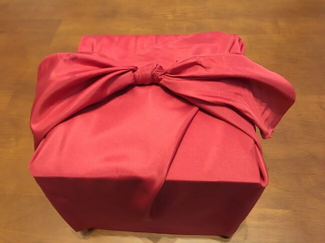 人生初の料理屋さんのお節料理を取りに行って来ました<br /><br />お店は、先日、長男の誕生日お祝いをしましたいつもの丸しまさんです<br /><br />今日お節料理を取りに行くと友人に話しましたらそれなら年越し蕎麦食べに行こうと言うことになり、友人にお孫さんが増えたお祝いも兼ねてお蕎麦を食べに行きました<br /><br />その後、近くの神社の年末詣りをして、お節料理を取りに行って来ました<br /><br />おまけに、鯛めしをプレゼントしてもらい感激です<br /><br />良い年を迎えられそうです