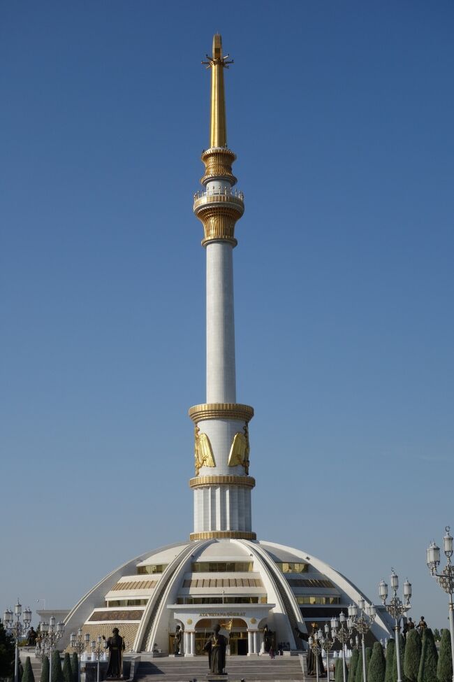 トルクメニスタンの首都アシガバート。<br /><br />ソ連崩壊後、トルクメニスタン独立に伴い、初代大統領に就いたニヤゾフ氏が、世界第4位の埋蔵量を誇る天然ガスを輸出して得た豊富な資金を、潤沢に使用し整備した街です。市街は、奇抜なデザインの建物が立ち並び、道路も街灯も整備されています。<br />アシガバートには、白大理石で建造された建物が約700棟あり、世界一大理石の建物が多い街として、ギネスブックにも登録されているそうです。<br /><br />情報も少なく、ほとんど目にすることのないトルクメニスタンの首都を観光します。
