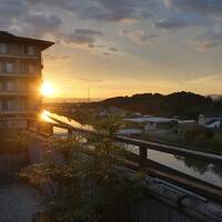 八雲立つ国への旅。お部屋に専用庭と露天風呂付き、ベッドに御簾がかかるホテルに泊まる。