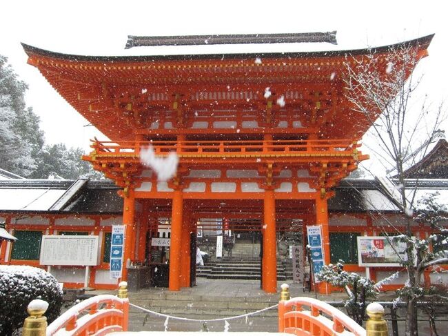 年末に関西に用事がありましたので少し足を延ばして京都に行きました。京都のお寺や神社は修学旅行の時とかにいろいろと訪れていますので今回はまだ行ったことがないところに行きました。雪の降る寒い日でしたので半日の予定で上賀茂神社と龍安寺と八坂神社を目的地に選びました。バスの一日券を使ってバスで3か所のお寺と神社を廻りました。偶然ですが葵祭と祇園祭の神社を廻ることになりました。