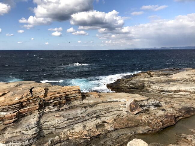 南紀白浜の美しい海岸を少しくだったところ。<br />おだやかな白浜とはうって変わった荒々しさ。岩の上り下りでアドベンチャーの要素もあって楽しい。波が砕け散る音も豪快。風がかなり強く、吹き飛ばされそうだし寒い。<br />