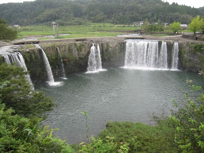 九重の湯坪温泉に泊まり、翌日豊後大野・豊後竹田に行きました。<br /><br />湯坪温泉は豪華ではありませんが小さな温泉宿（ほぼ民宿）が数軒あり,<br />各宿には家族風呂が数か所あり自由に入浴できるのでお気に入りの温泉です。<br />近くには若いころ何度も利用した泉水キャンプ場もあり懐かしい九重です。<br /><br />二日目は、「筋湯」を通「やまなみハイウェー」を「瀬の本」で左折し442号線へ、久住高原を豊後竹田方向へ進みます。<br />豊後竹田は通り過ぎ、まず豊後大野の東洋のナイアガラ「原尻の滝」を見に。本物のナイアガラの滝とは比べようもありませんが、緒方川が阿蘇の外輪山の方から大地を流れここで滝となり、その後は大野川と合流し別府湾まで下っていきます。<br /><br />豊後竹田は滝廉太郎の「荒城の月」で有名な町です。今回は岡城祉へは行きませんでしたが、城跡からの見晴らしは最高です。北西には九重連山、南は祖母傾の山々が見渡せ気持ちの良い場所です。<br />豊後竹田の町は山に囲まれているためトンネルを抜けて町に入ります。<br /><br /><br />ひびき５６の二号<br />